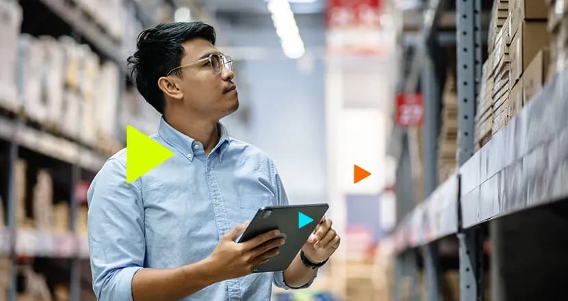 Funcionário verificando o controle de estoque da distribuidora com erp