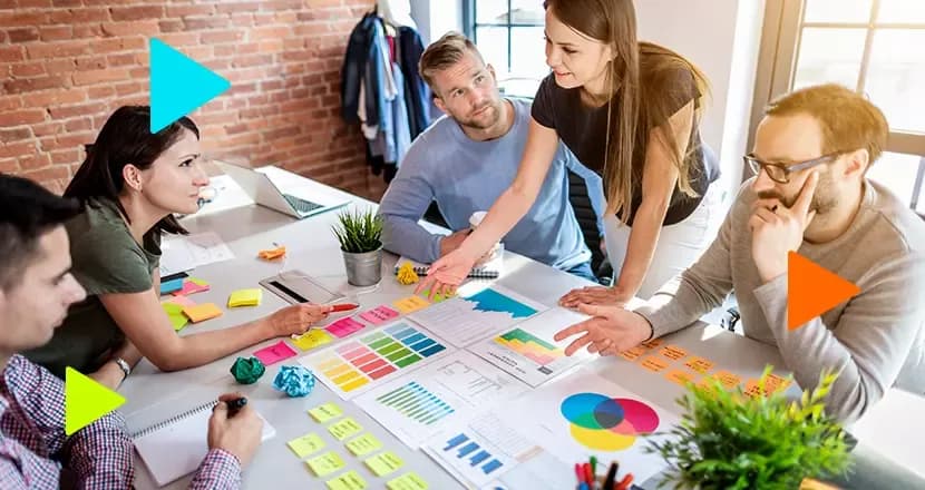 pessoas fazendo design thinking