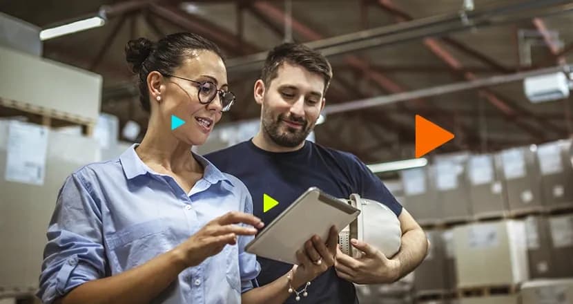 Empreendedores verificando como funciona o erp de gestão industrial