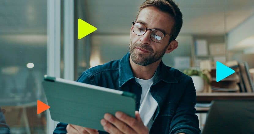 Homem usando tablet em ambiente de trabalho moderno