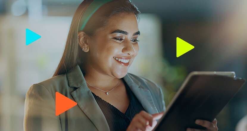 Mulher sorridente usando tablet em ambiente moderno
