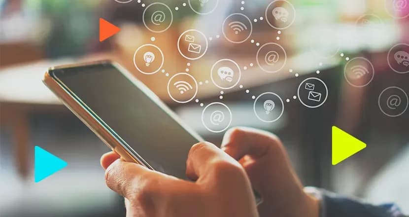 Pessoa usando smartphone com ícones de comunicação
