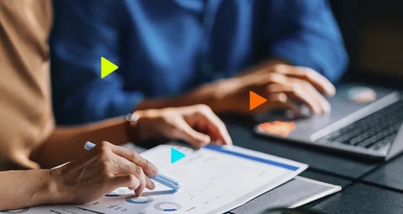 Empreendedores reunidos em seu notebook para fazer o planejamento financeiro empresarial