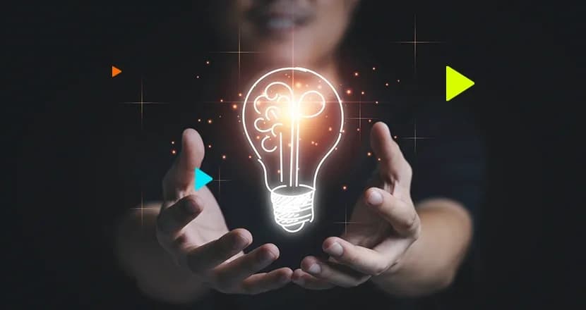 Empreendedor segurando uma lâmpada para representar as ideias ideias de negocios