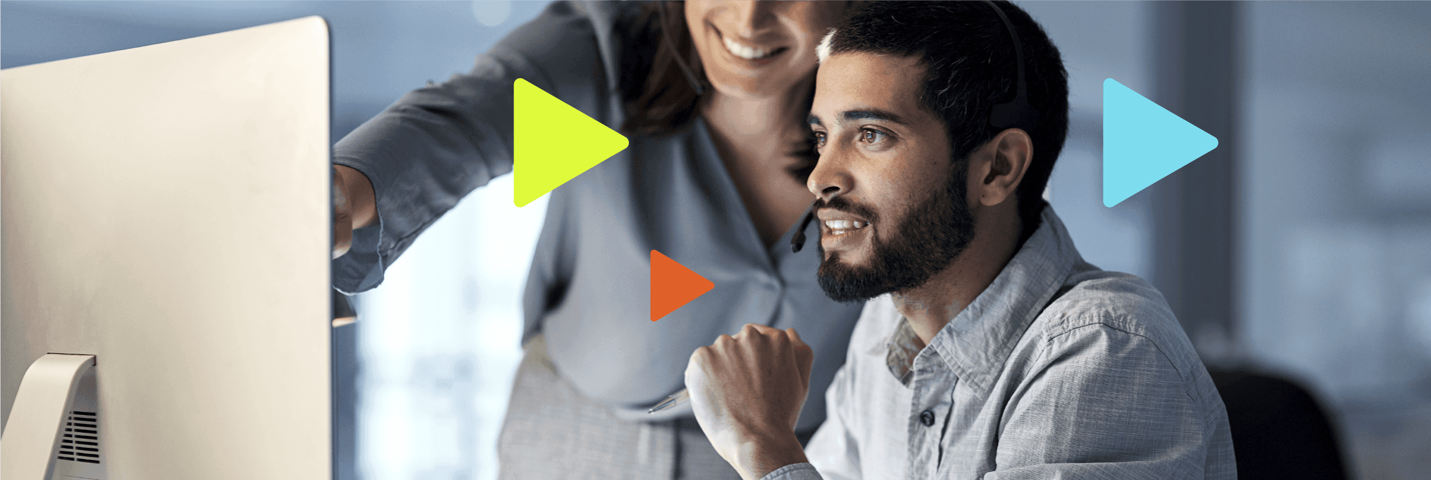Omie Sistema: trabalhadores felizes em notebook