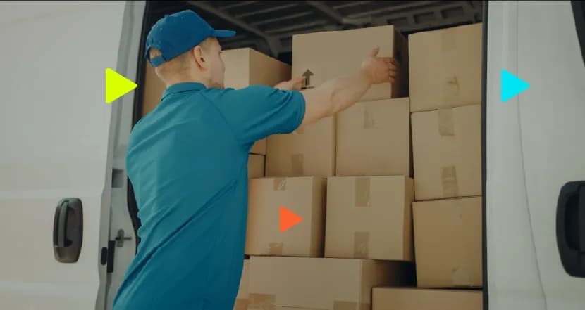 Homem carregando caixas em uma van de entrega.