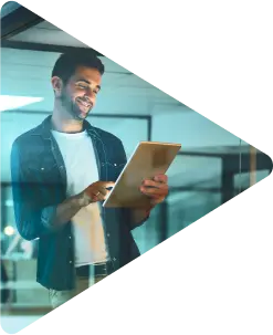 Homem com um tablet na mão, sorrindo