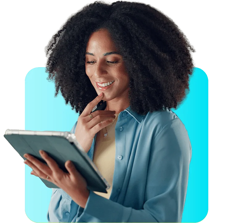 Imagem de uma mulher segurando um tablet