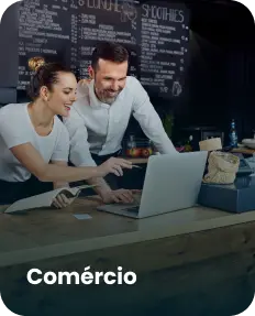 Um homem e uma mulher debatendo no trabalho