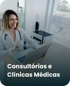 Médica de jaleco trabalhando no notebook