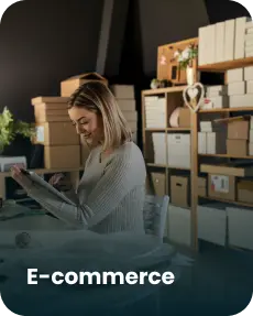 Mulher usando um tablet em um estoque