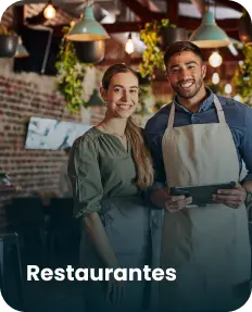 Garçom e uma garçonete em um restaurante