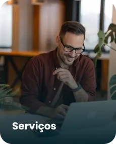 Homem trabalhando em um notebook