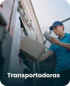 Homem preparando pacote para distribuição