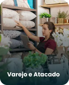 Mulher de vermelho checando produtos