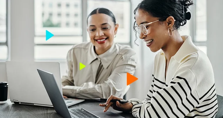 obrigações acessórias: duas mulheres em frente a notebook