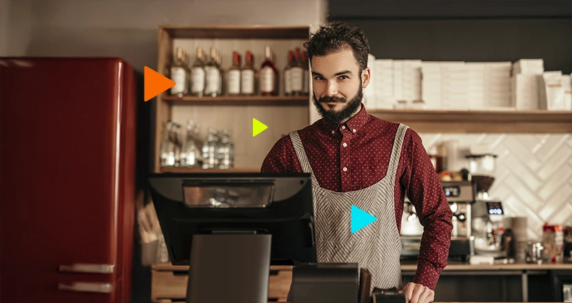 Empreendedor verificando como funciona o sistema de emissão de nota fiscal da omie