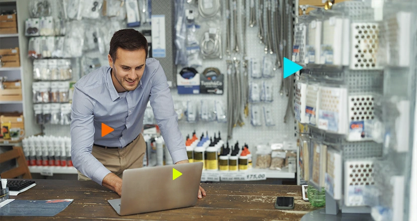 empreendedor verificando quais são os principais softwares para as lojas de varejo