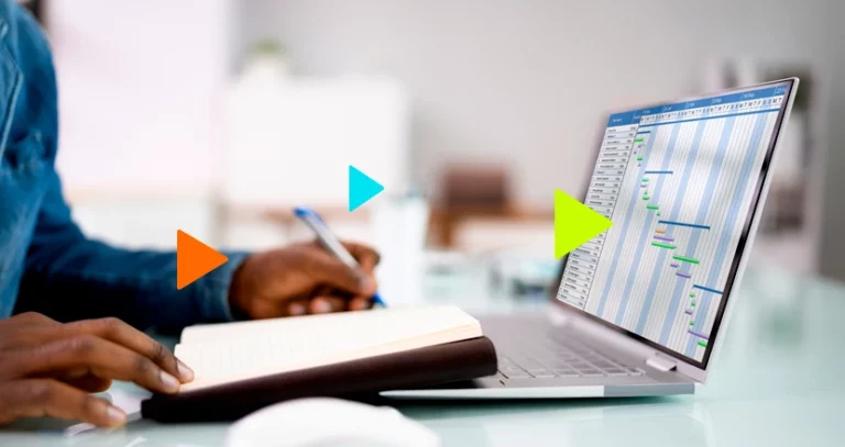 Código CST: pessoa com papel, caneta e notebook