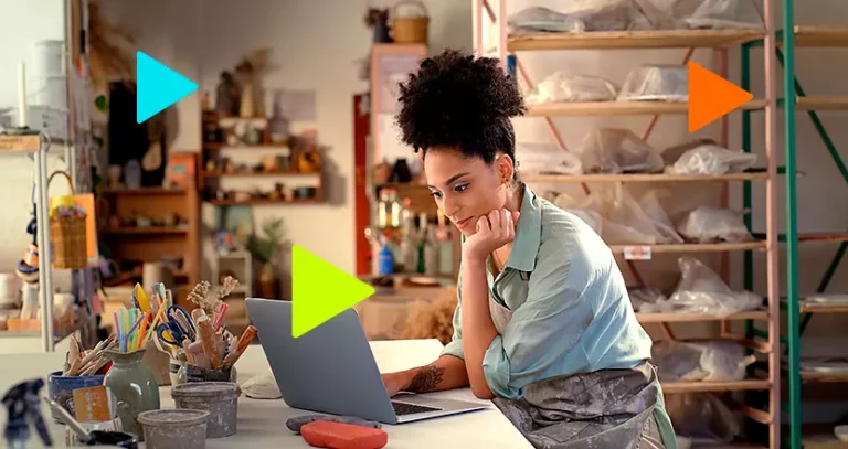 Mulher lendo o guia MEI