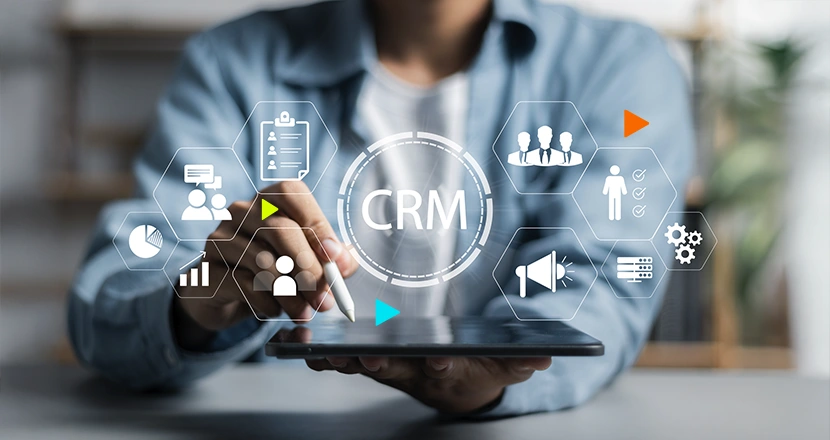 Emprendedor verificando como funciona o crm para empresas b2b
