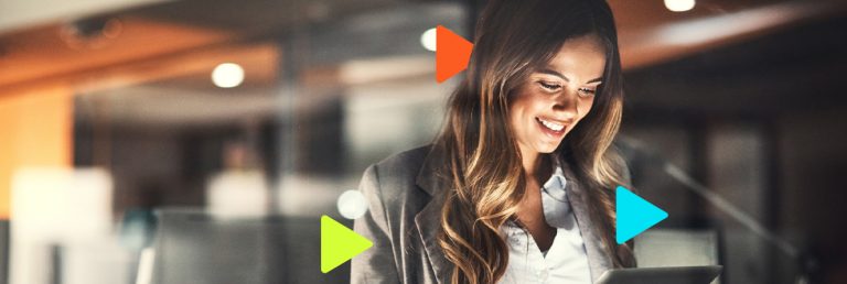 Adicional noturno: mulher trabalhando de noite