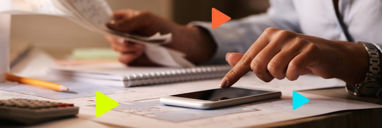 MVA: pessoa em mesa com papéis e celular