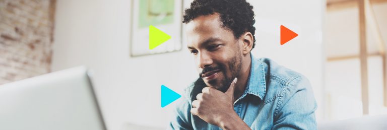 PIS: homem com mão no queixo