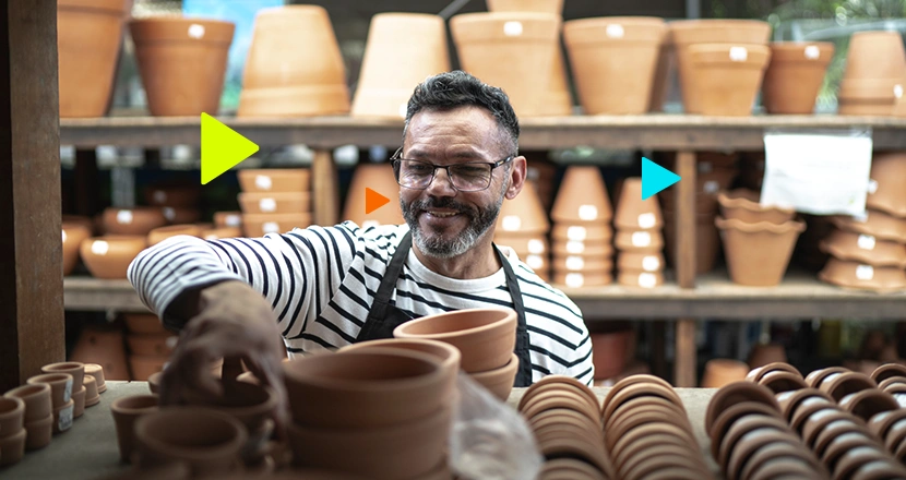 empreendedor guardando os seus produtos em seu atacarejo