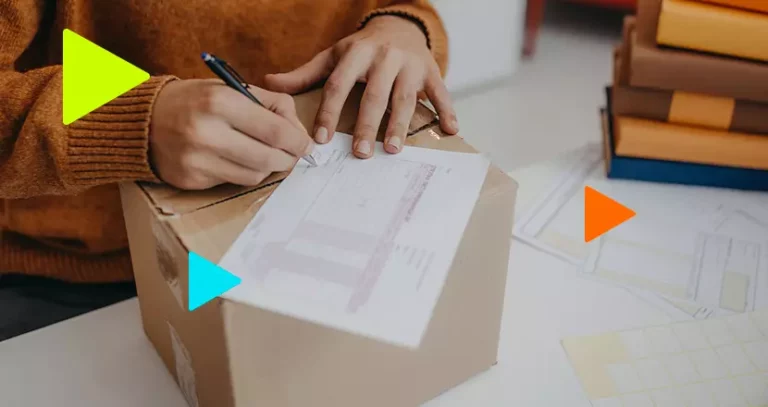 Pessoa preenchendo a declaração de conteúdo dos Correios.