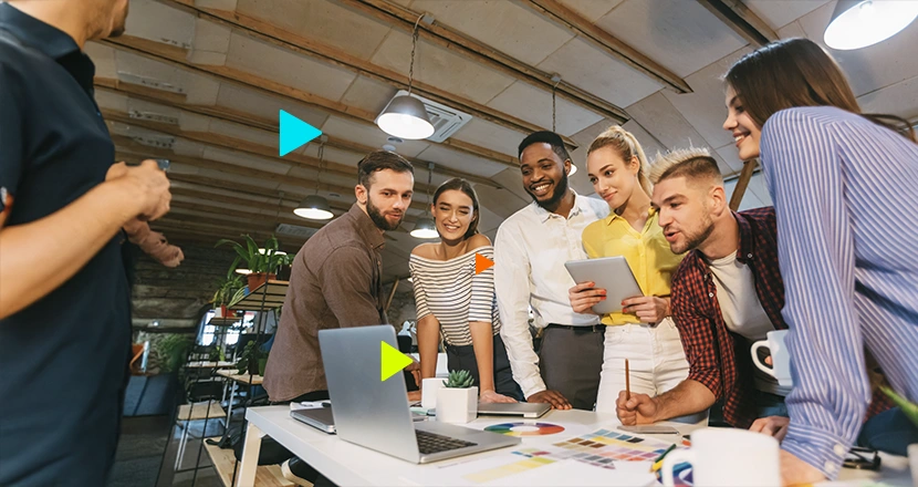 funcionários reunidos para verificar como funciona o erp em agencia de marketing