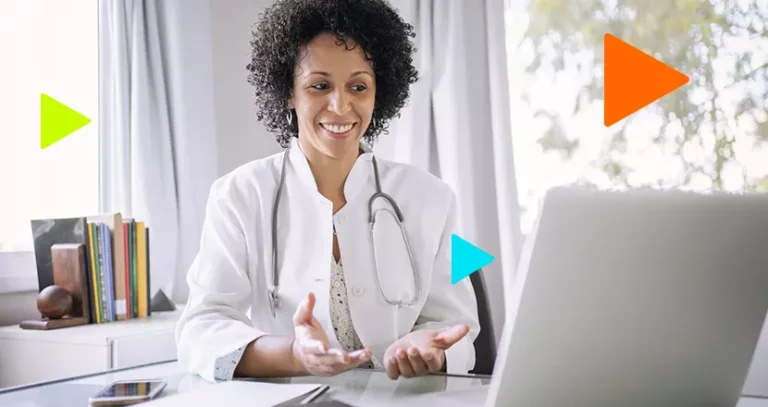 PCMSO: médica olhando para a tela de um computador.