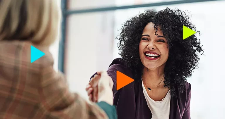 o que é DP "departamento pessoal": mulher cumprimentando outra pessoa