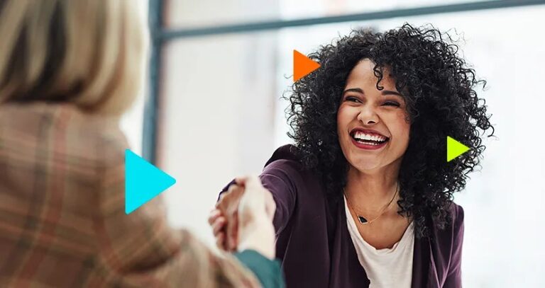 contratação de funcionários: pessoas dando as mãos