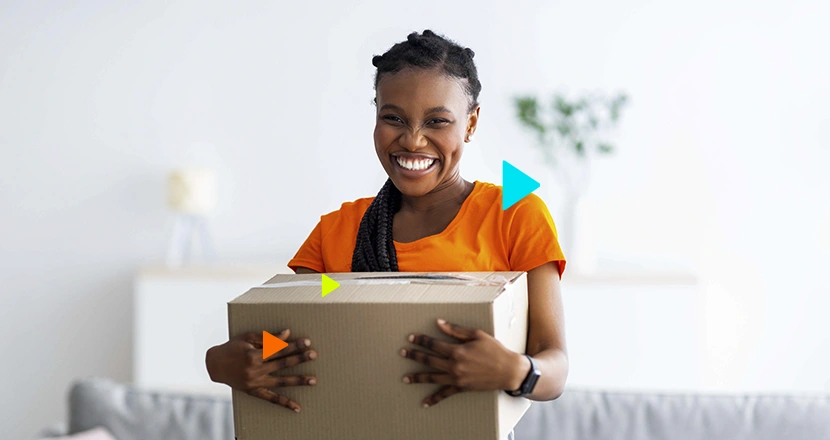 Cliente feliz recebendo um pacote pela a eficiência do fulfillment no e-commerce