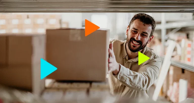 o que é pronta-entrega: homem alegre pegando caixa