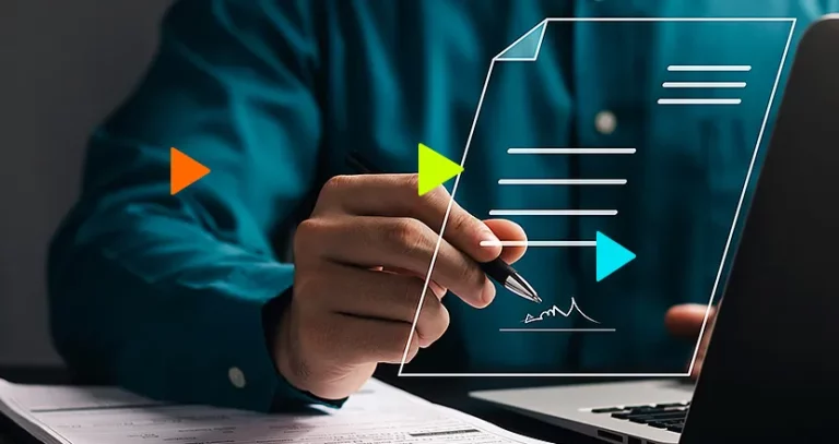 Tipos de contrato: pessoa assinando contrato digital