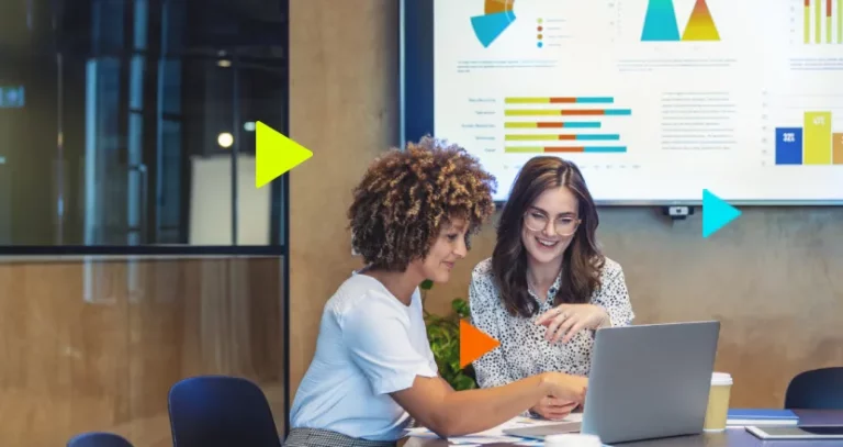 metas de vendas: pessoas analisando dados em notebook