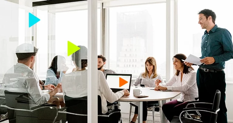 gestão organizacional: pessoas em sala de reunião