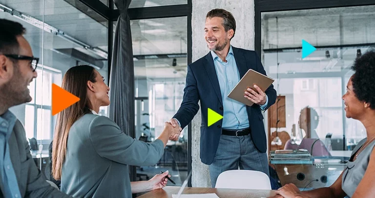 Gestão vertical: homem e mulher se cumprimentando