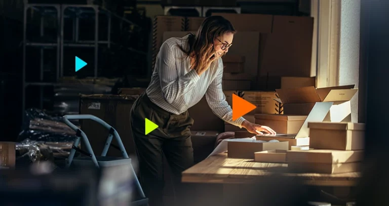 moça em pequeno estoque com produtos para revenda