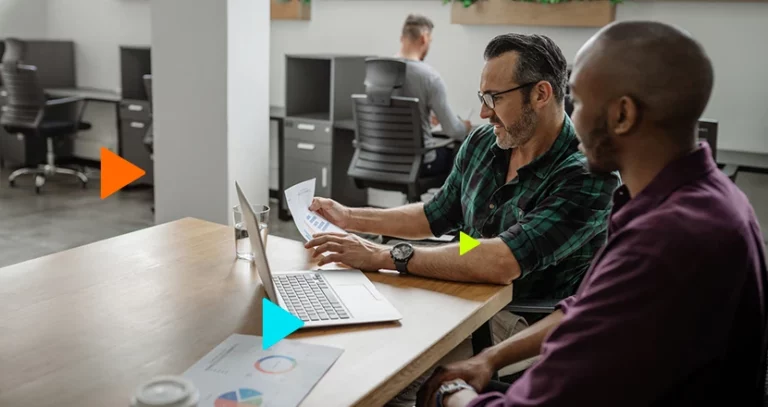 Sociedade Empresária Limitada: homem em escritório pequeno com papel na mão