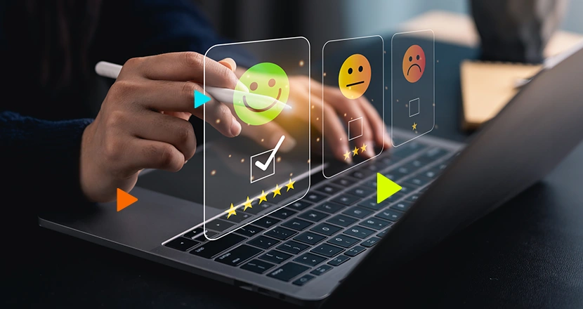 empreendedor interagindo com a tela do notebook que representa os beneficios de