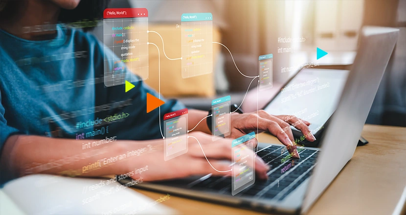Empreendedor mexendo no notebook para ver como ser funciona o erp com integração bancaria