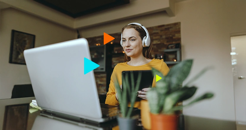 Empreendedora estudando no notebook os treinamentos gratuitos de erp