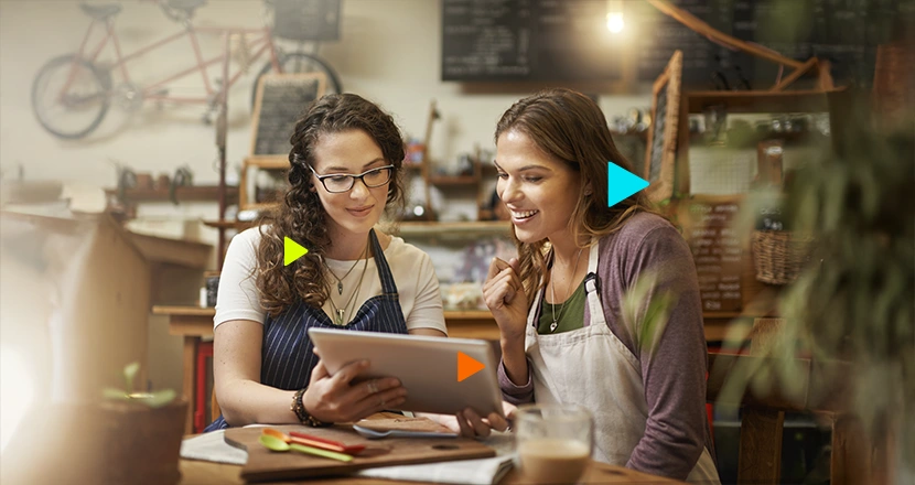 Empreendedoras no tablet verificando como fazer a gestão de controle financeiro