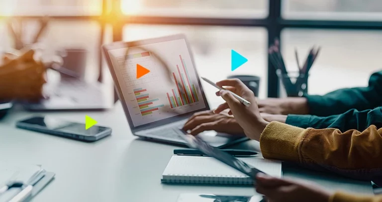 mesa com notebook com gráficos