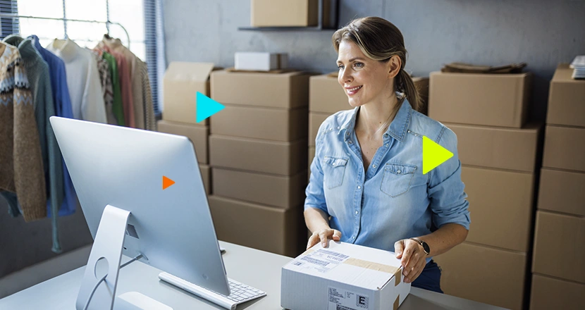 empreendedora verificando como a integração contábil pode otimizar a rotina do seu escritório