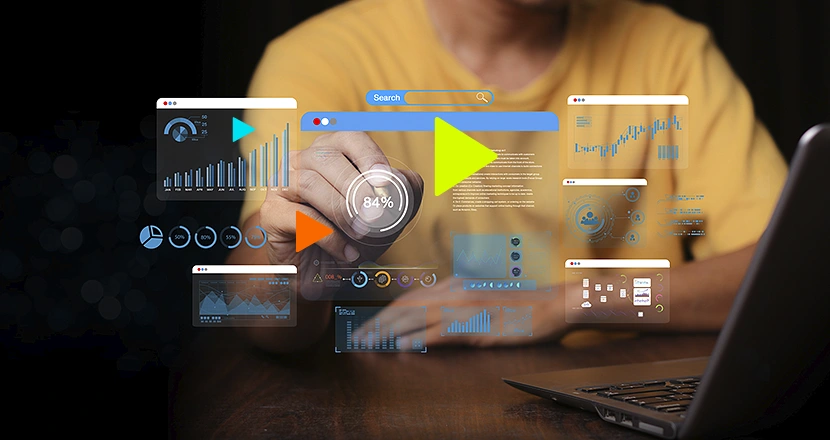 Empreendedora clicando em uma ilustração de um sistema erp, ela está pensando em como escolher o melhor erp online