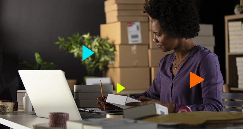 Empreendedora conferindo no computador como está o b2b ecommerce​